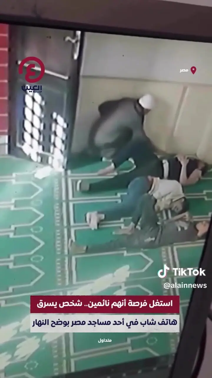 ببینید؛ سرقت موبایل یک نمازگزار در مسجد