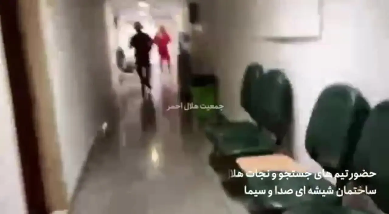 تیمهاى جستجو و نجات هلال احمر در داخل ساختمان شیشه اى صدا و سیما