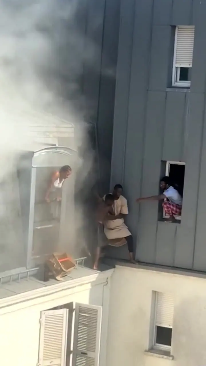 ببینید؛ مردی در میان زمین و هوا کودکان را از دل آتش نجات داد