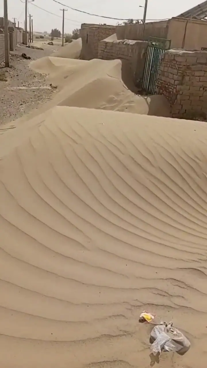 ببینید؛ طوفان شن در زهک خانه‌ها را مسدود کرد