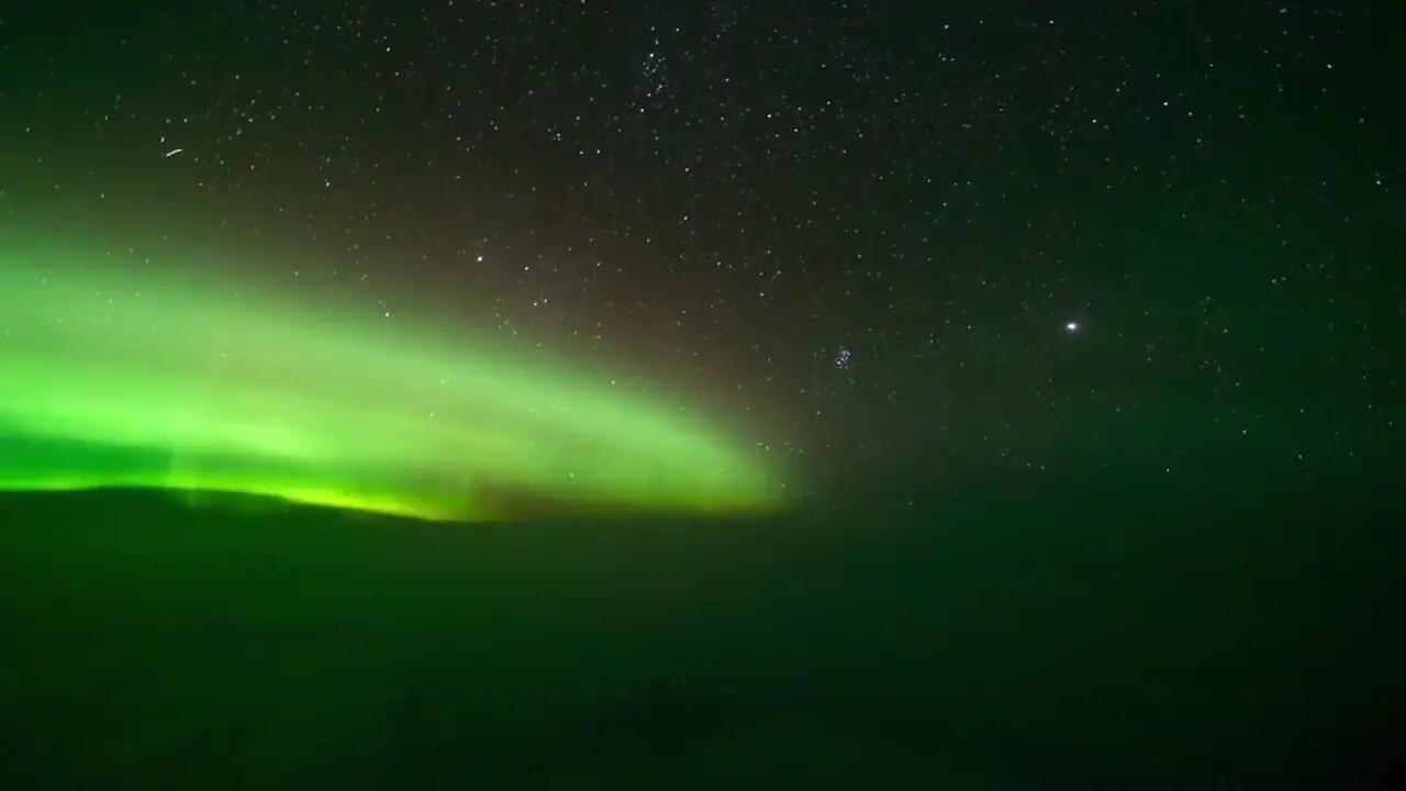 تماشای شفق قطبی از پنجره هواپیما؛ تجربهای نادر در پرواز سانفرانسیسکو به لیسبون