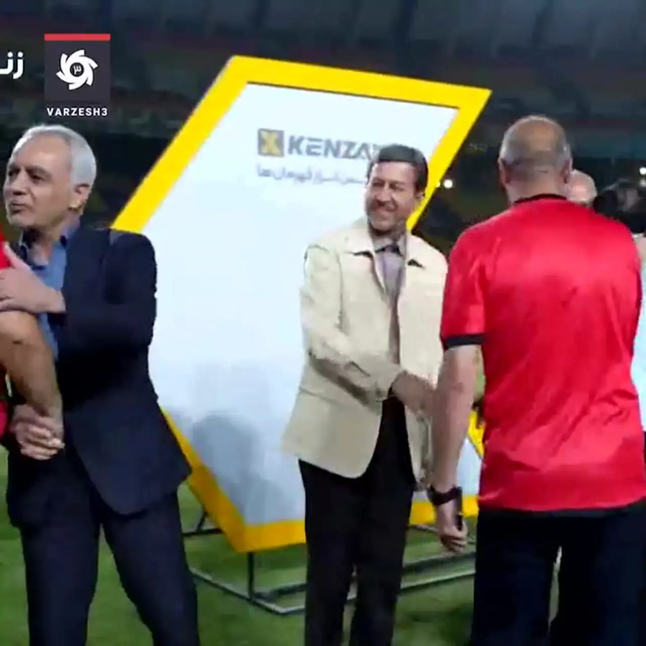 ببینید؛ ادامه دشمنی اسکوچیچ با تاج، دست نداد و بی‌محلی کرد!