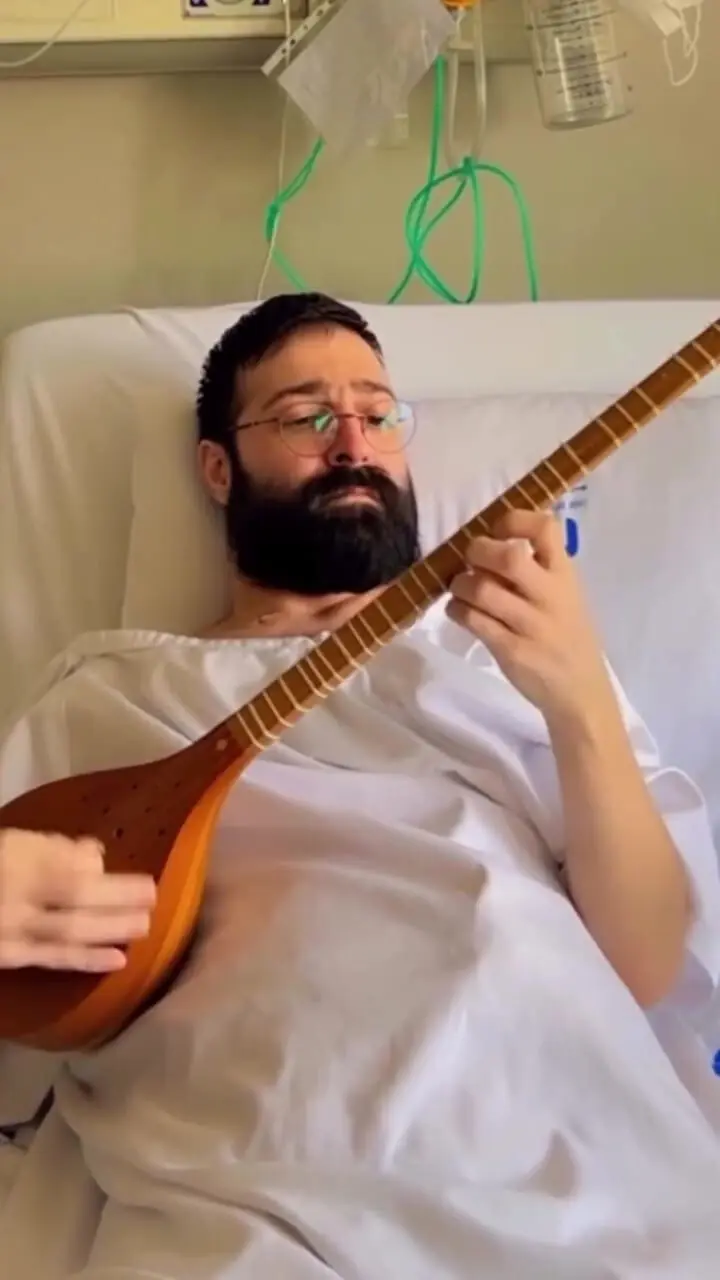 ببینید؛ سه‌تار نوازی زیبای حمید هیراد روی تخت بیمارستان