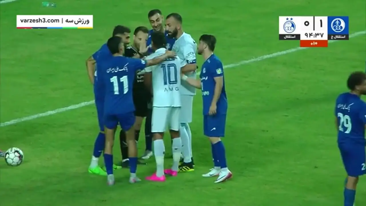 ببینید؛ اخراج رامین رضاییان بعد از درگیری در محوطه جریمه دقیقه ۹۵