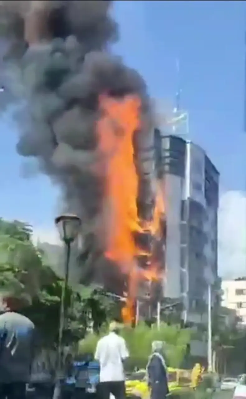 آتش‌سوزی گسترده در ساختمان سیمان سبزوار