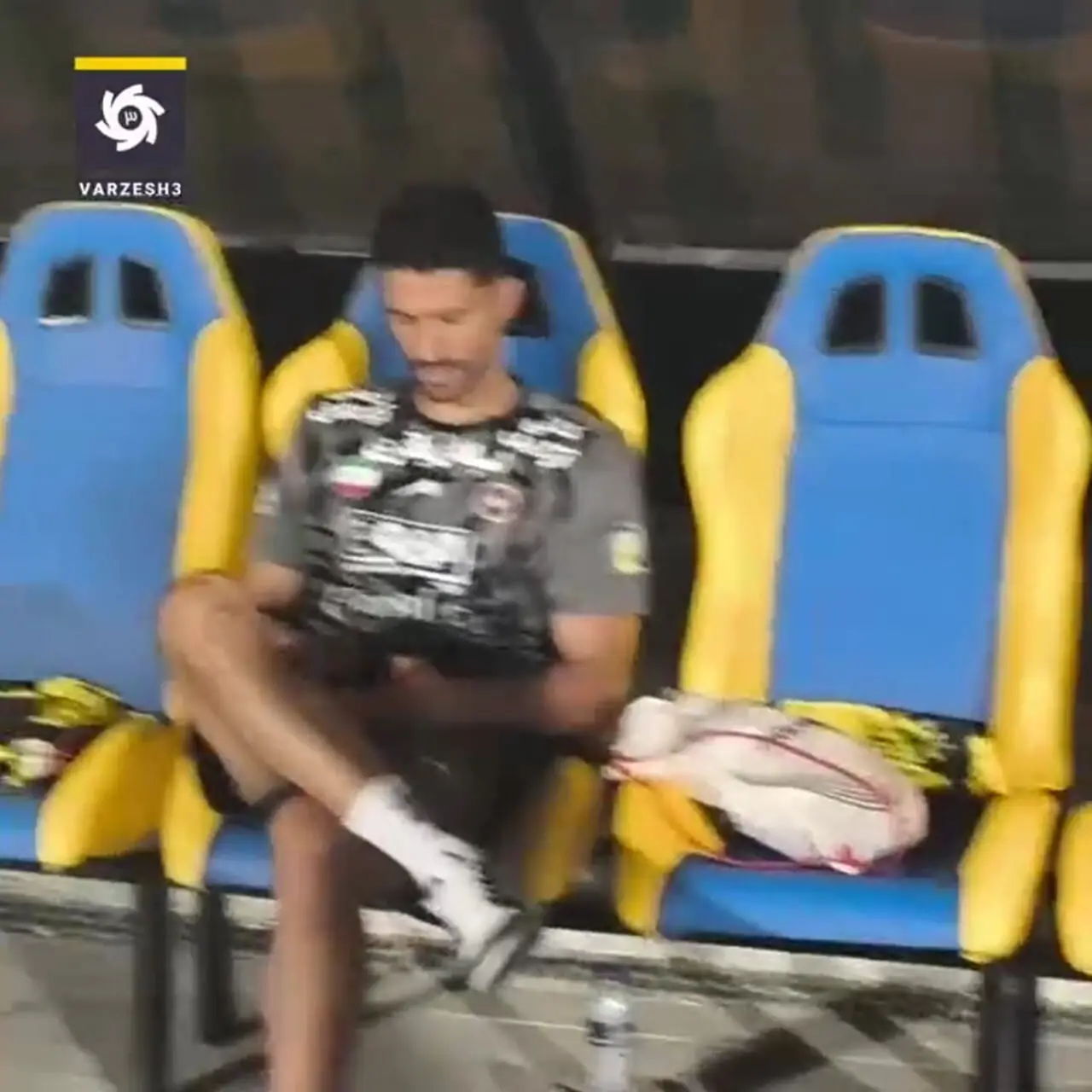 ببینید؛ حسینی درحال تماشای بازی استقلال روی نیمکت سپاهان!