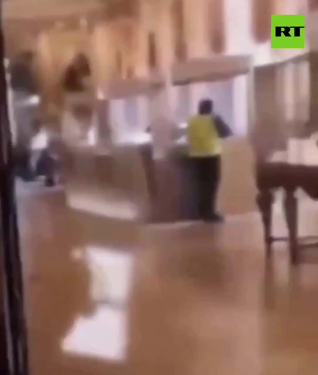 سرقت در هفت دقیقه/ سارقان با اره برقی جواهرات لوور را ربودند