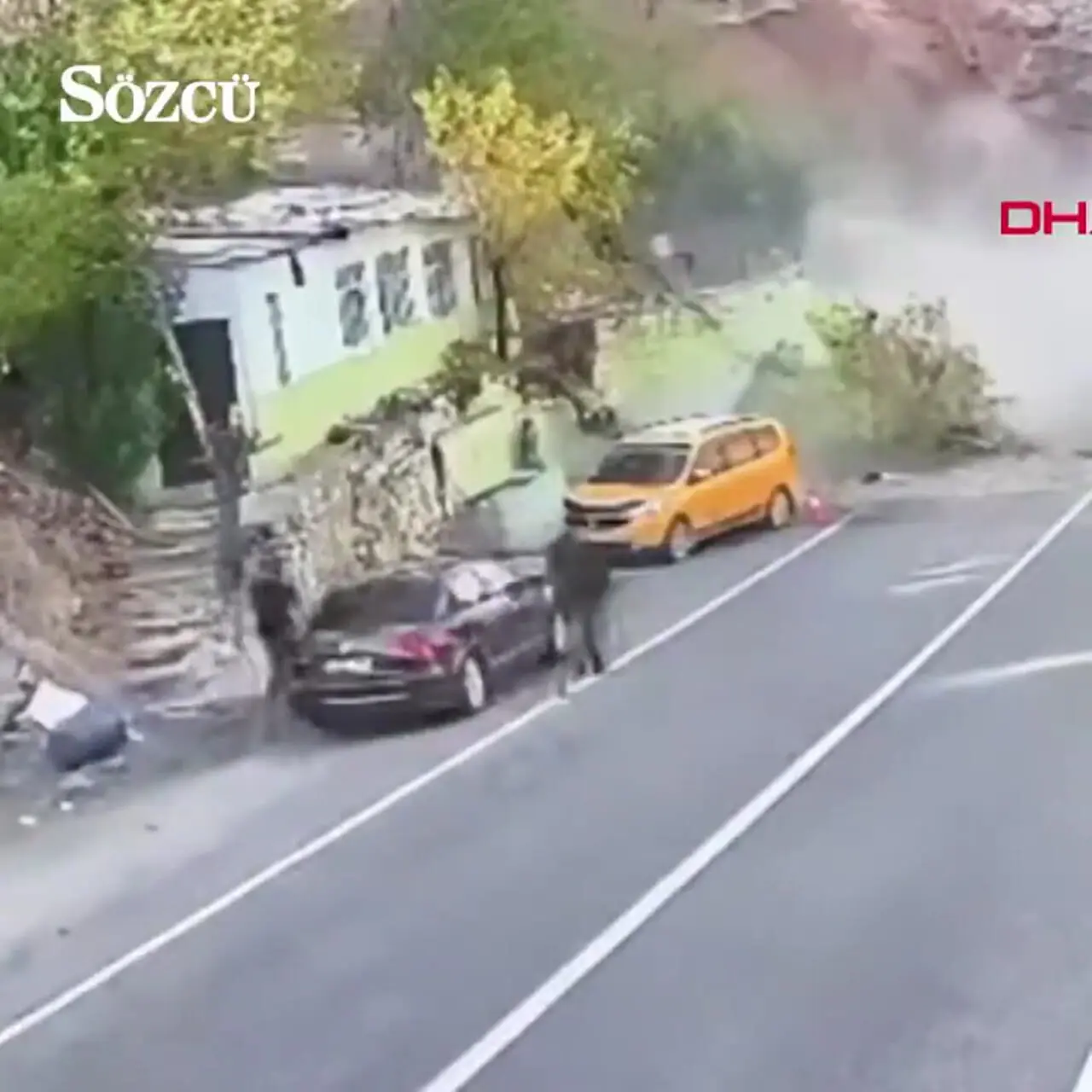 ببینید؛ جان سالم به در بردن راننده تاکسی از سقوط سنگ غول‌پیکر