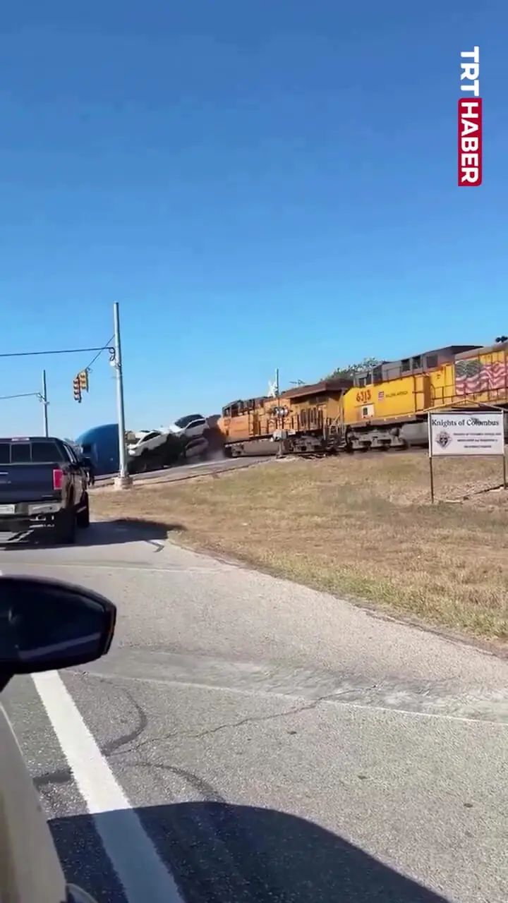 برخورد قطار باری با کامیون حامل خودرو در تگزاس