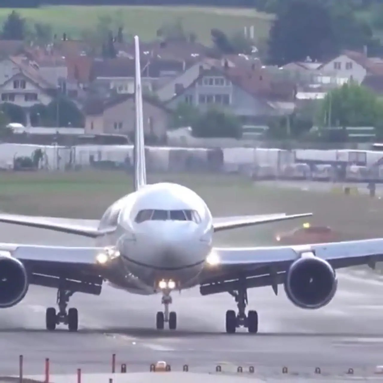 فرود ناموفق و اوج‌گیری ناگهانی هواپیمای بوئینگ در فرودگاه زوریخ