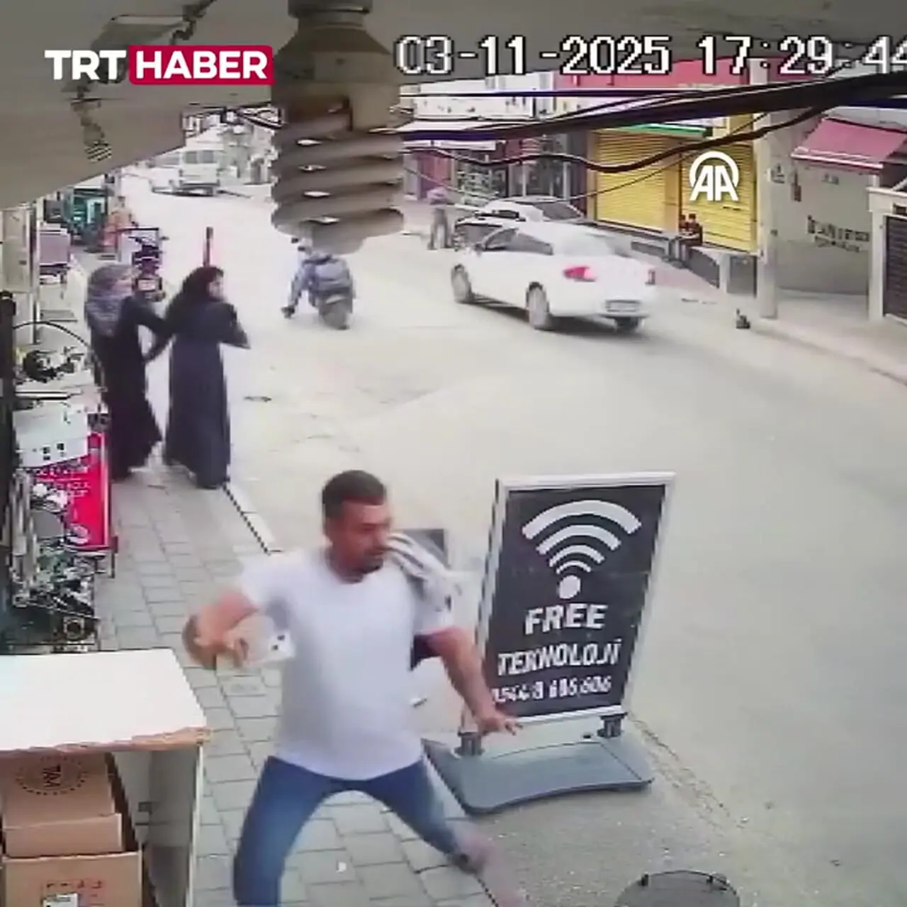 فرار میلی‌متری عابرپیاده از برخورد یک خودرو