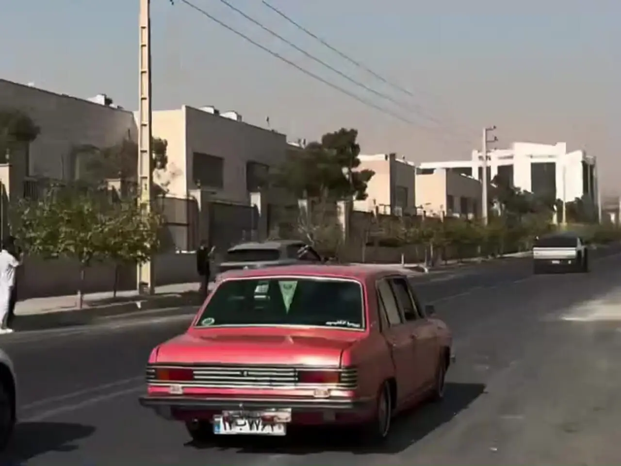 مسابقه تسلا سایبرتراک با پیکان در تهران!