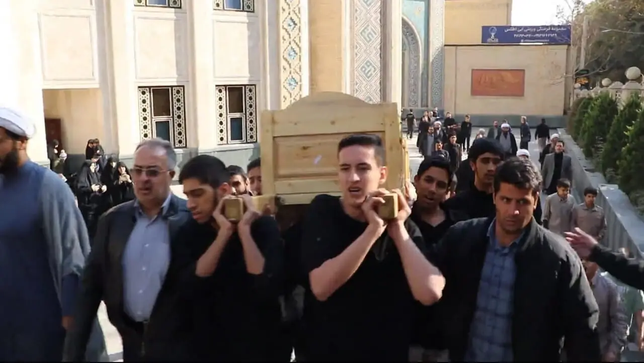 وداع کاظم صدیقی با پیکر پسرش