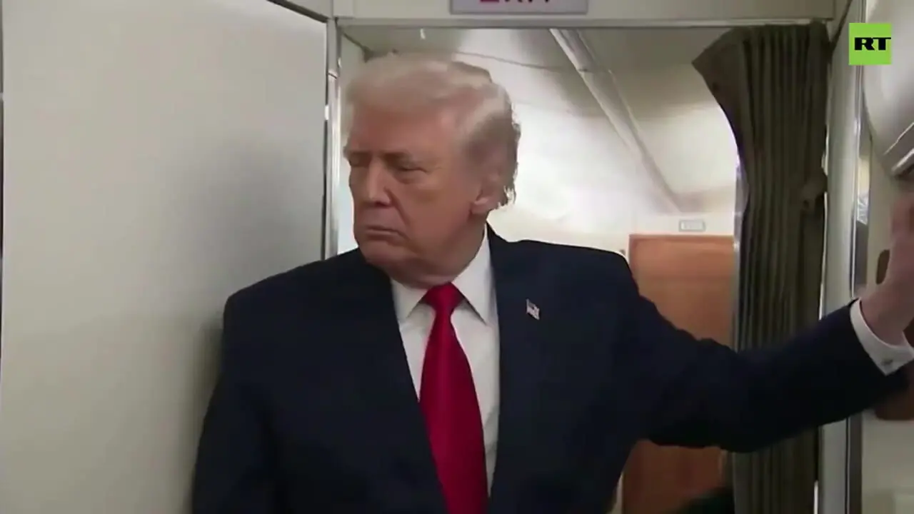 برخورد در توالت هواپیما به ترامپ