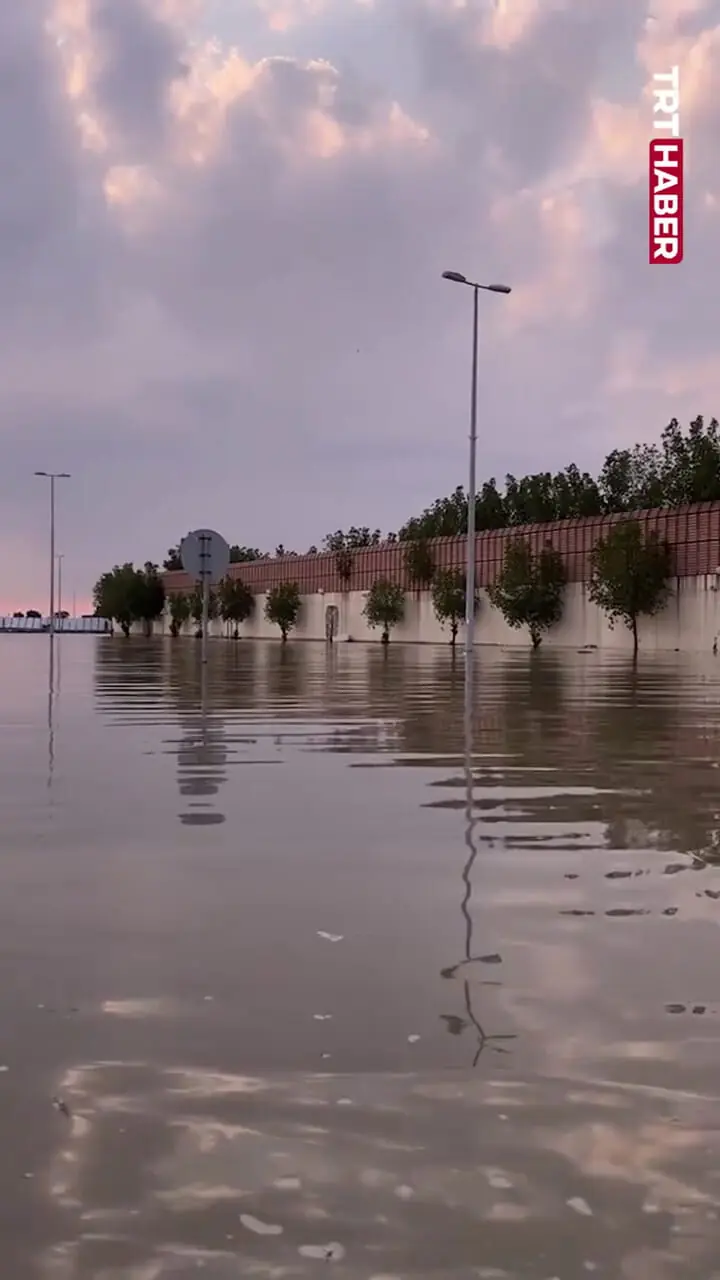 بارش شدید باران در جده؛ خیابان‌ها به دریاچه تبدیل شد