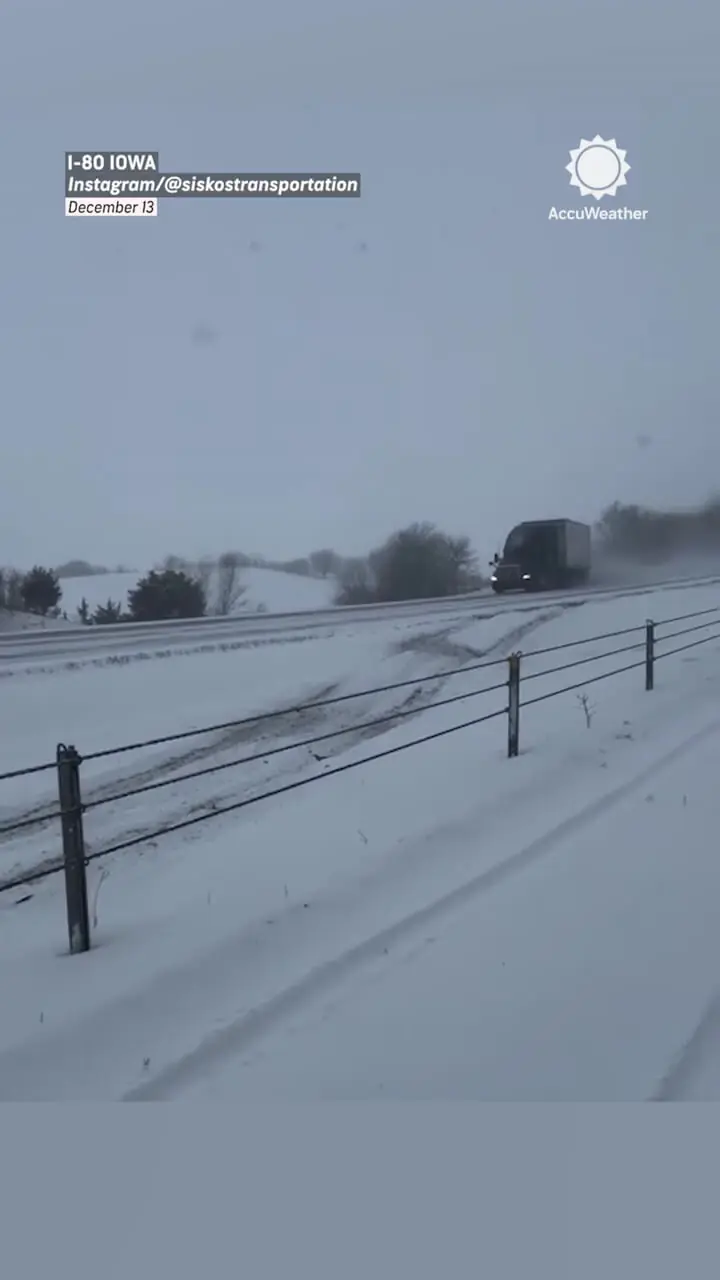 لحظات نفس‌گیر لیز خوردن کامیون‌ها و خودروها در جاده یخ‌زده