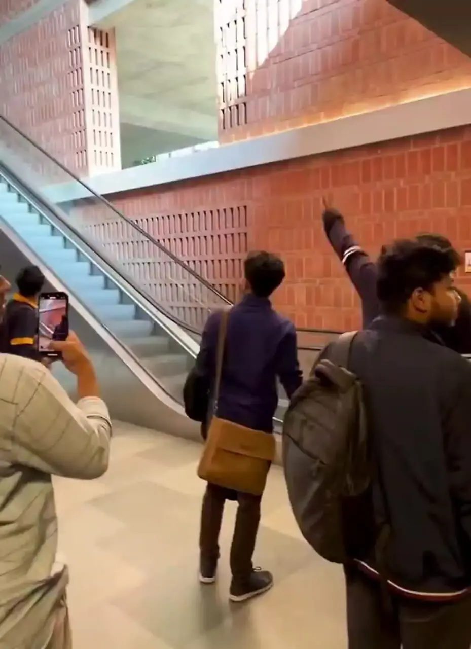 حادثه عجیب روی پله‌برقی دانشگاه بنگلادش