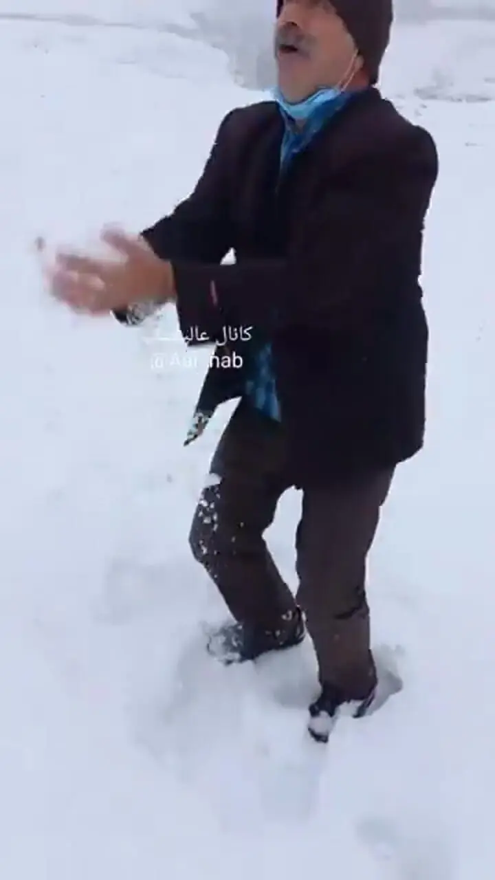 ذوق دیدنی پیرمرد یزدی از بارش برف در دل کویر