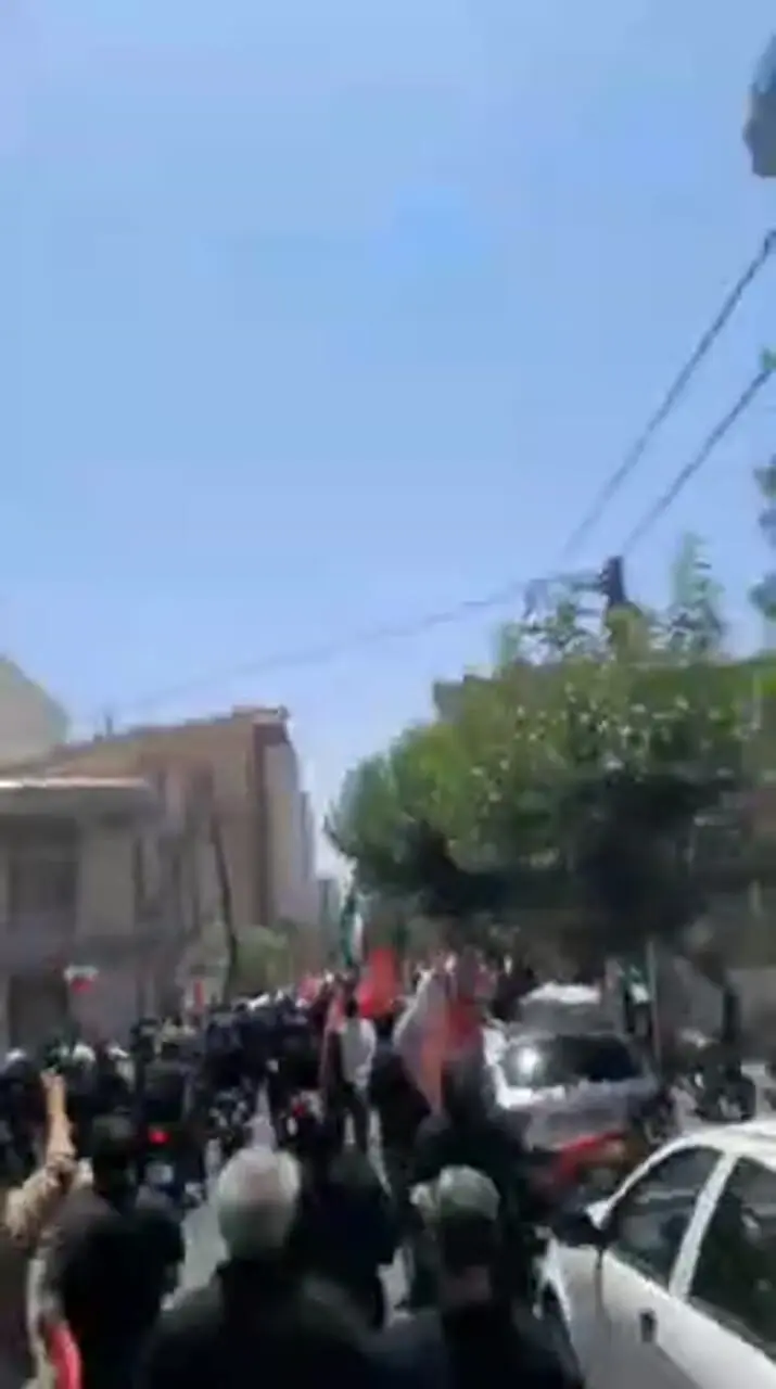 شعارهایی علیه پزشکیان و عراقچی در تشییع رهبر شهید انقلاب