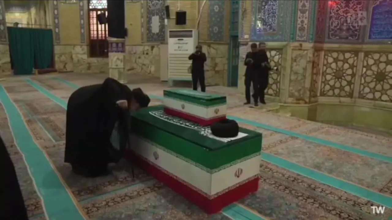 بوسه برادر رهبر شهید بر تابوت ایشان