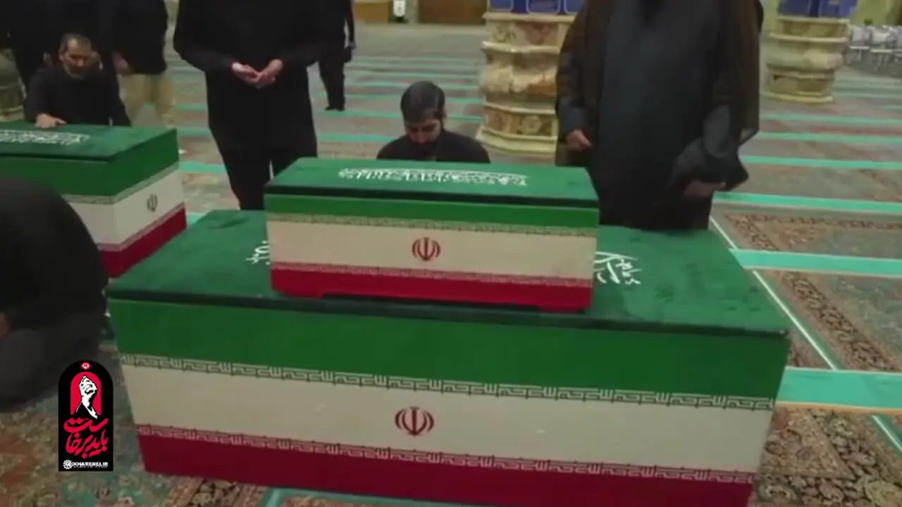 بوسه محمدی گلپایگانی بر تابوت دخترش در مسجد جمکران