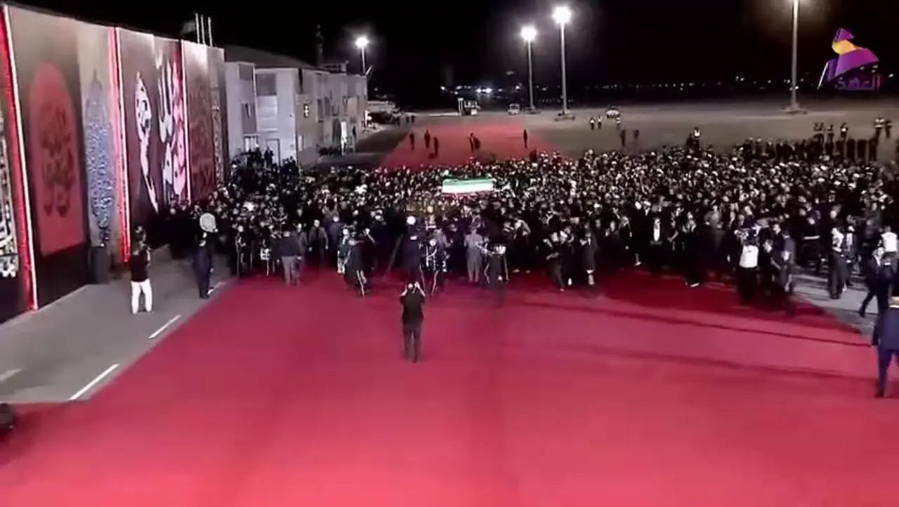 پیکر رهبر شهید در فرودگاه نجف اشرف مورد استقبال مردم عراق قرار گرفت