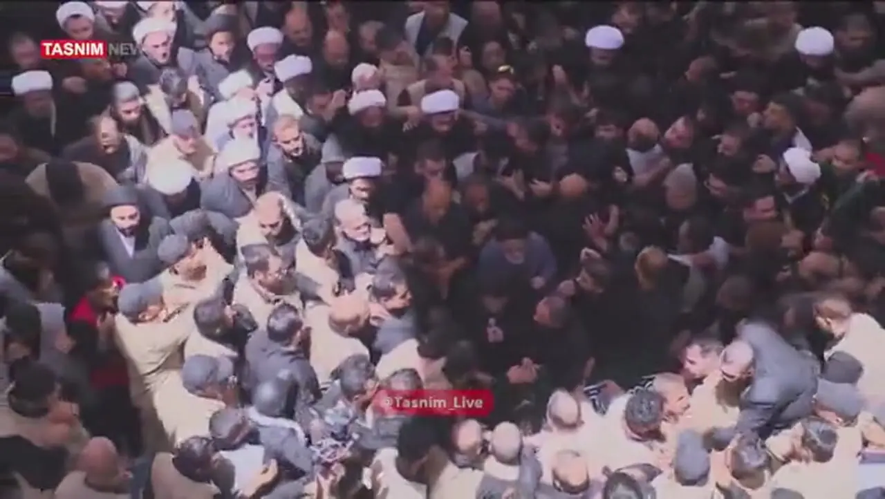 اقامه نماز بر پیکر رهبر شهید در حرم امیرالمومنین به امامت آیتالله حکیم