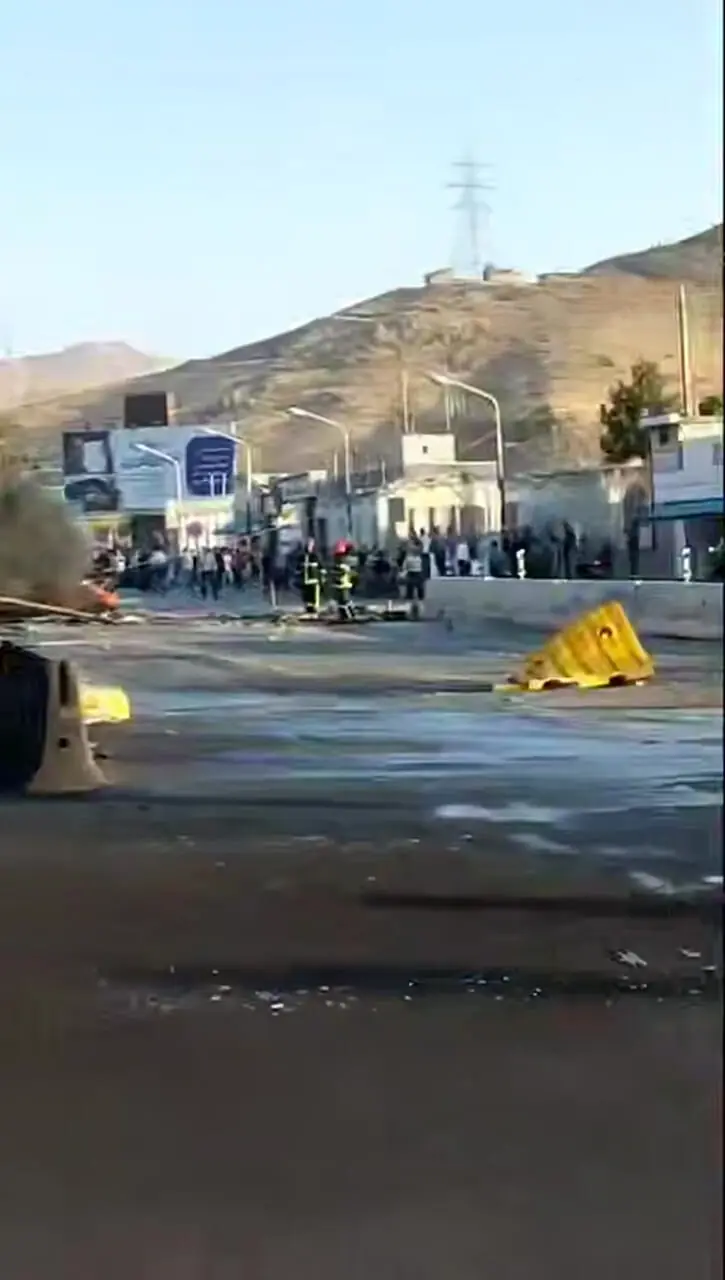 تصادف مرگبار یک تانکر حمل سوخت با تریلی در سنندج؛ ۱۱ نفر جان باختند