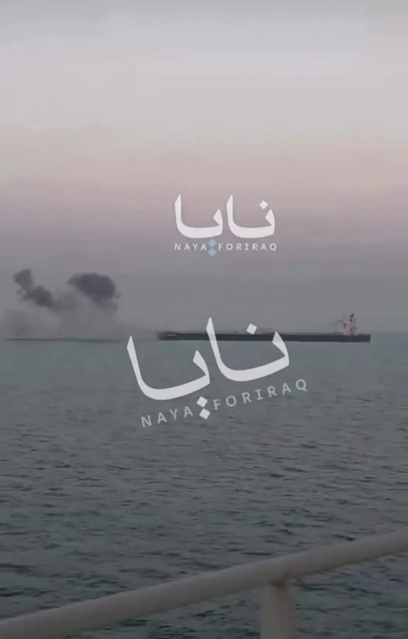 لحظه حمله پهپادی به یک نفت‌کش در سواحل عراق