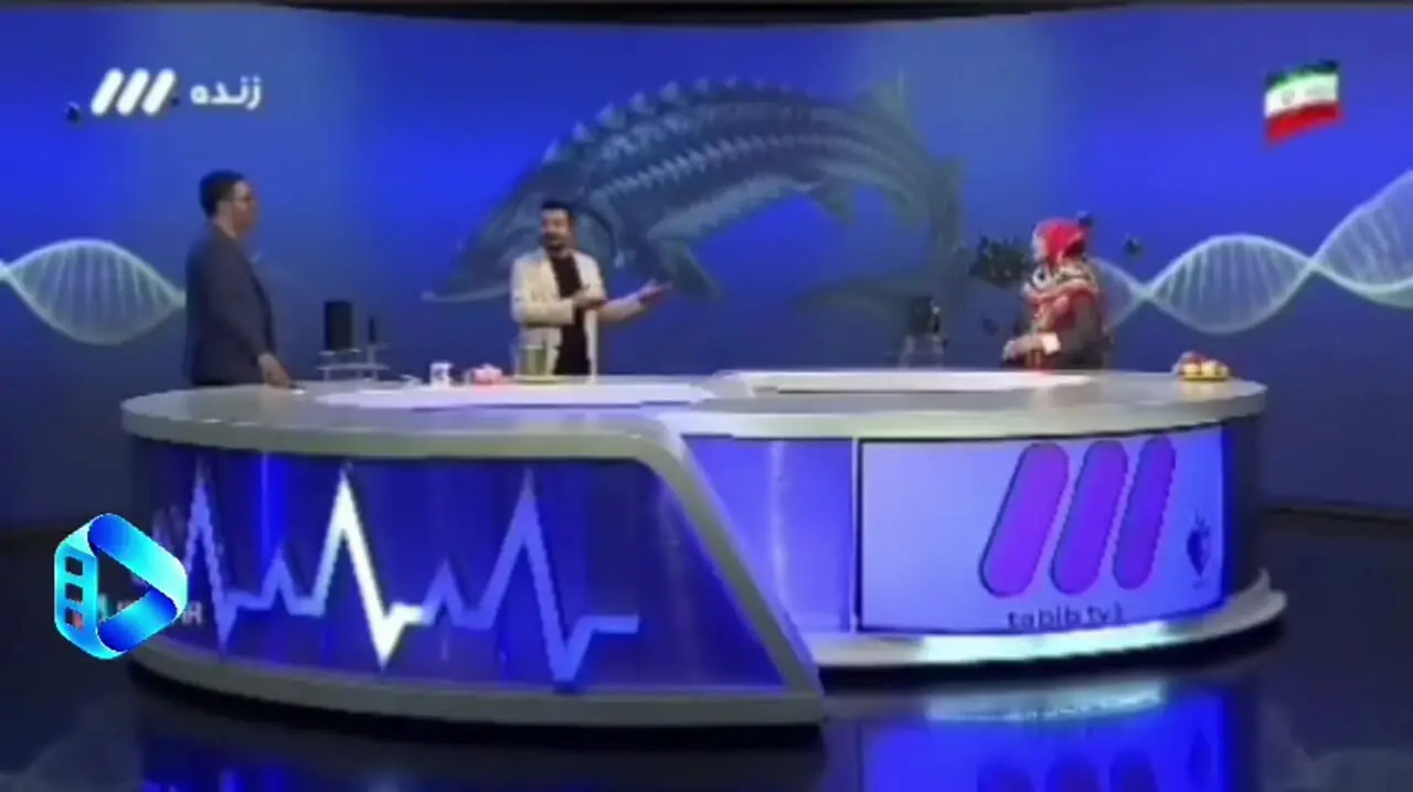 لحظه دست دادن مجری زن و مرد روی آنتن زنده تلویزیون