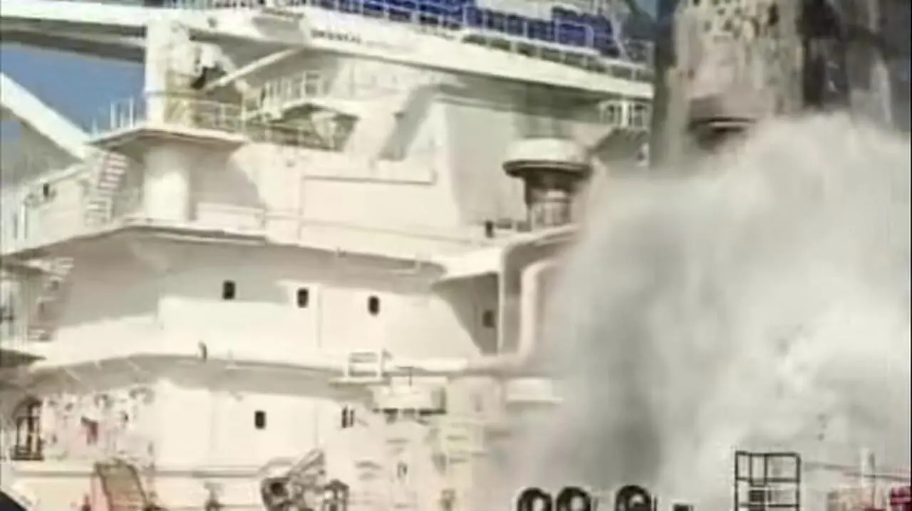سپاه: سومین نفتکش سوپر تانکر در تنگه هرمز مورد اصابت قرار گرفت