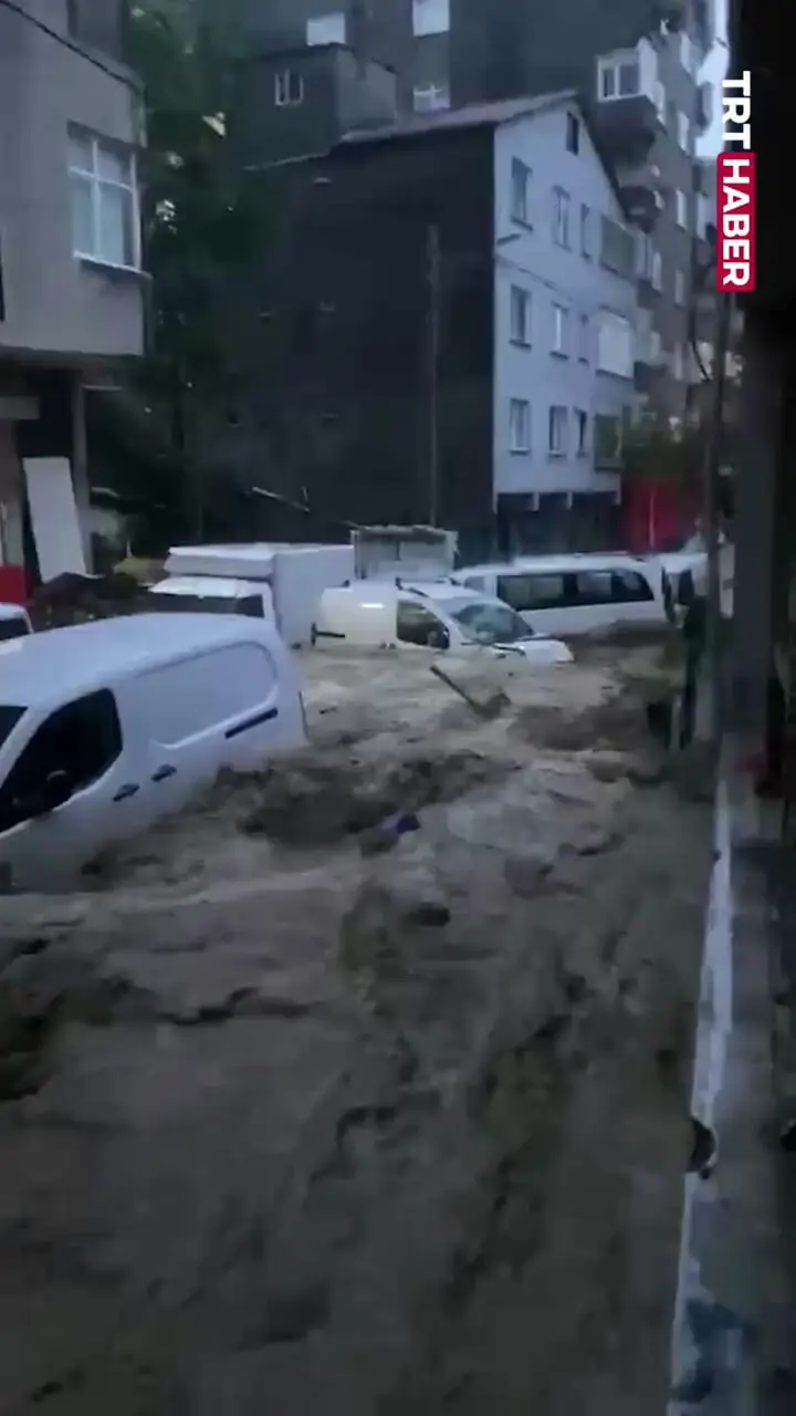 سیلاب شدید در استانبول خودروها را با خود برد
