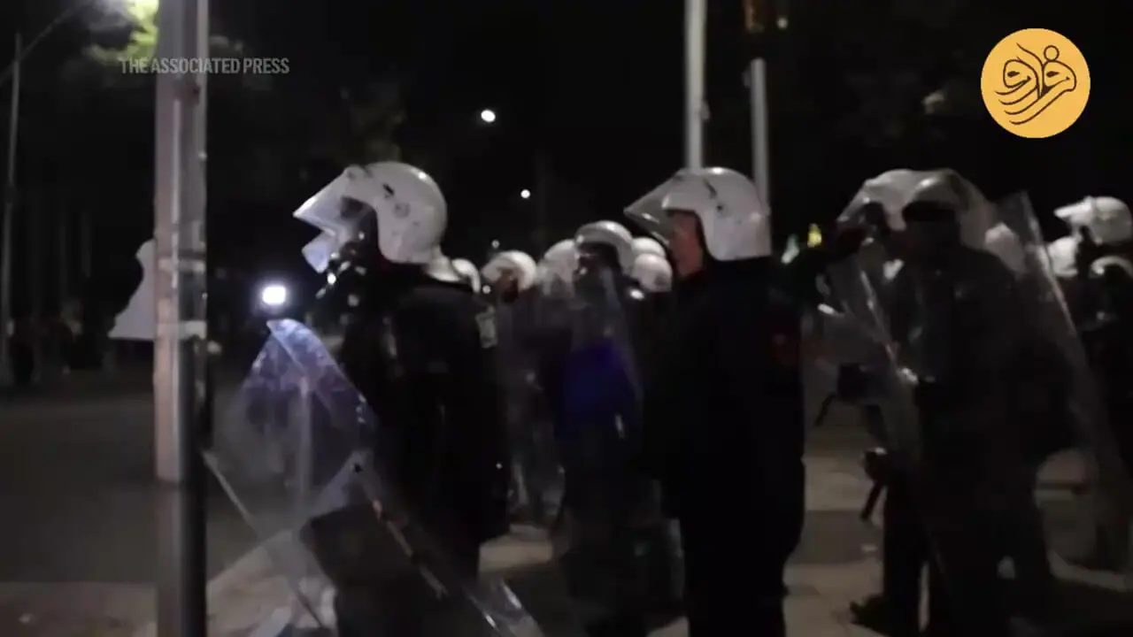 جنگ خیابانی در تیرانا؛ معترضان با کوکتل مولوتف و پلیس با آب‌پاش!