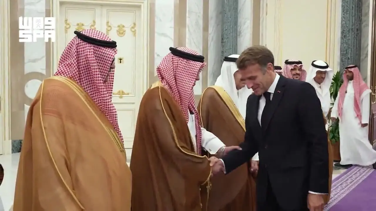 تصاویری از استقبال بن‌سلمان از رئیس‌جمهور فرانسه