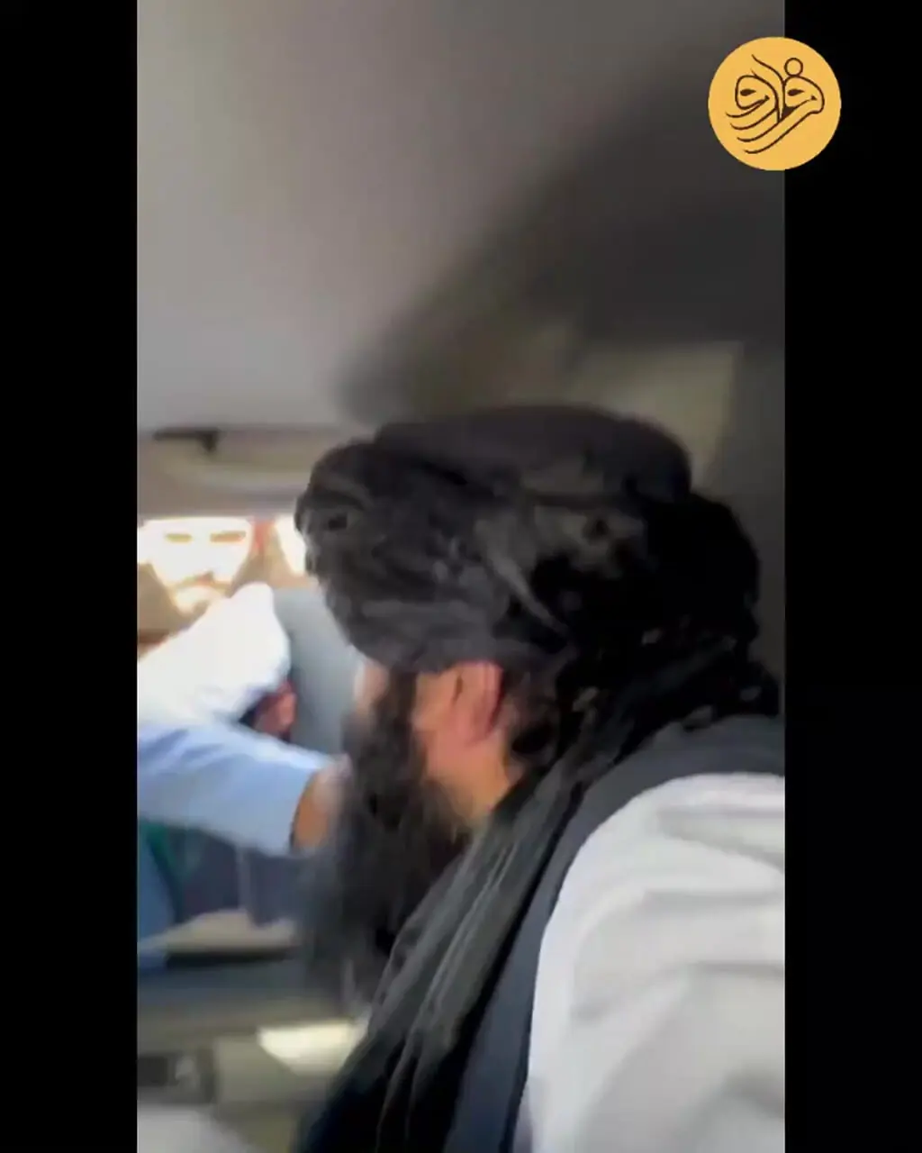 بذل و بخشش رهبر طالبان در ازای دست‌بوسی